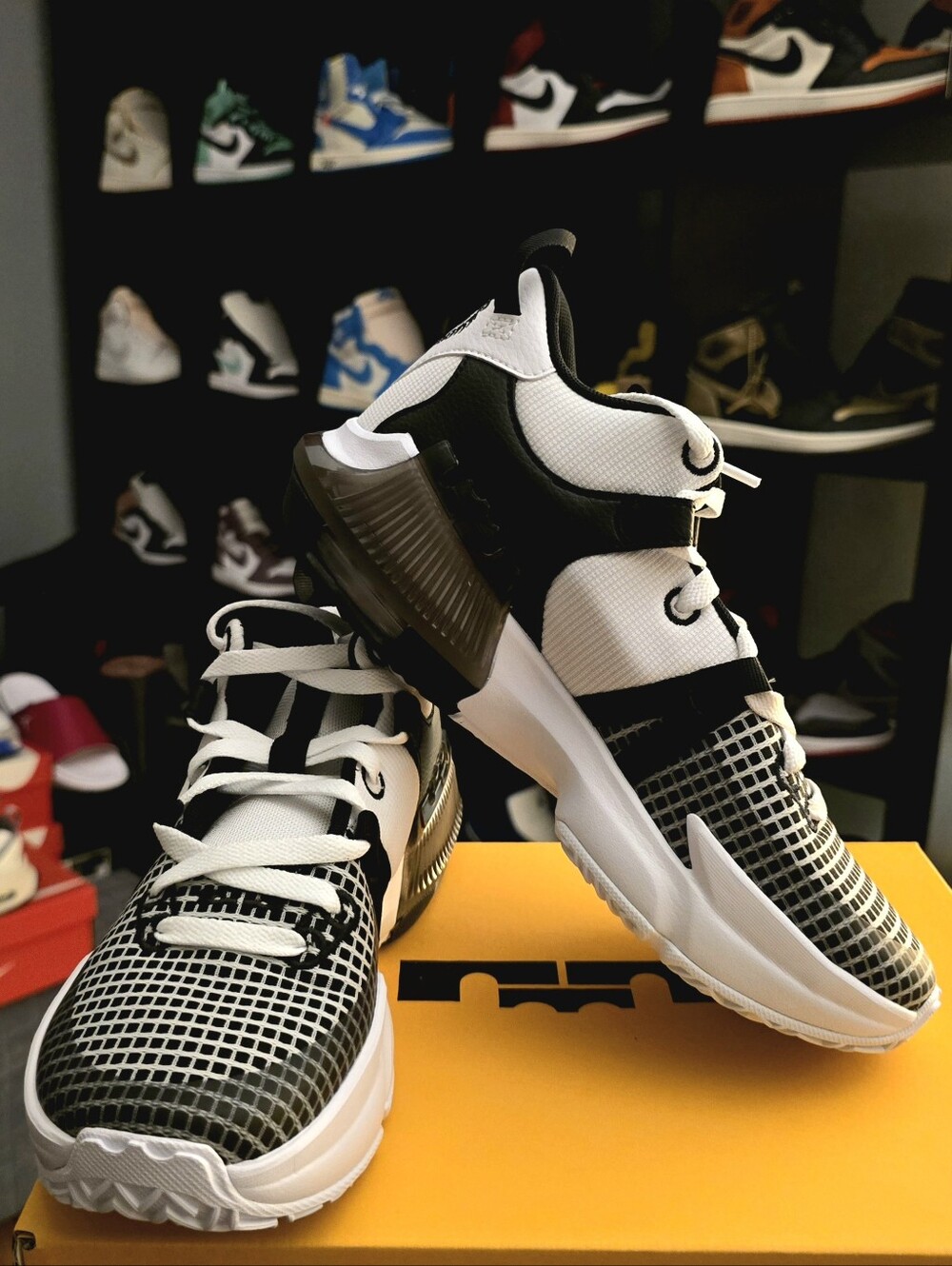 Grade School) Size - Nike LeBron Witness 7 Mid White Black - Picture 6 of 10